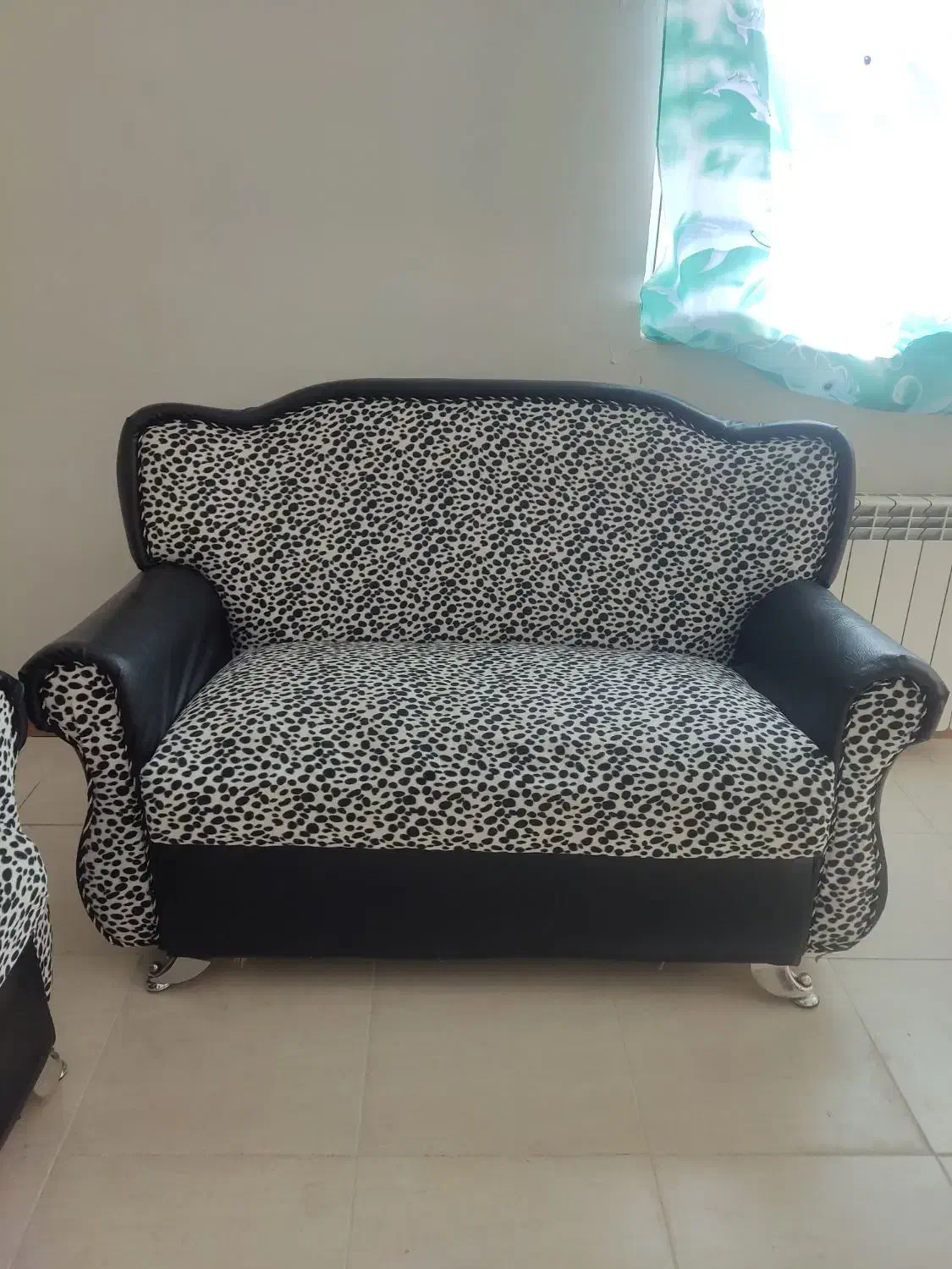 فروش فوری مبل تمیز چرم به علت مهاجرت|مبلمان خانگی و میز عسلی|بندر انزلی, مسکن مهر|دیوار