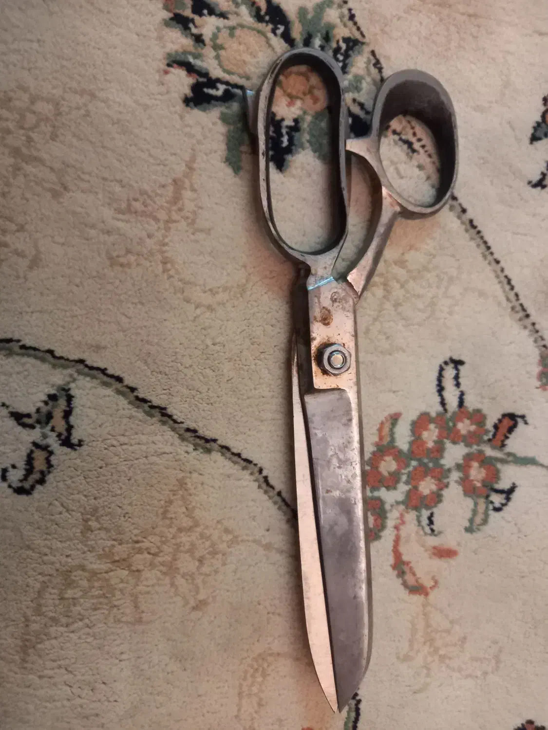 سلام این قیچی تیز وخیلی قدیمیه قیمتش هم توافقیه|لوازم خیاطی و بافتنی|سبزوار, توحیدشهر|دیوار