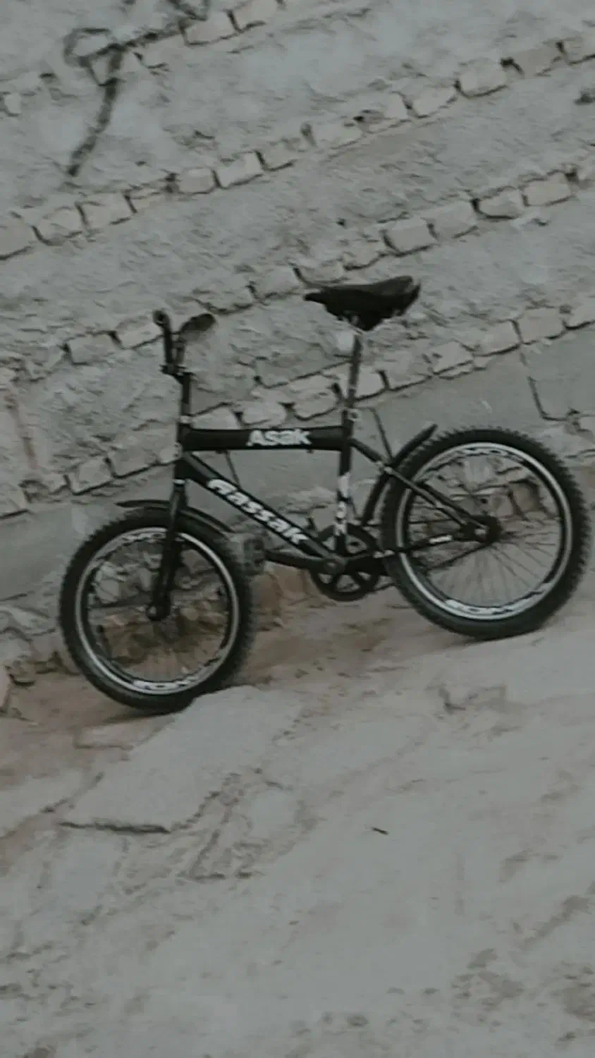 دوچرخه بیست|دوچرخه، اسکیت، اسکوتر|نیمروز, |دیوار