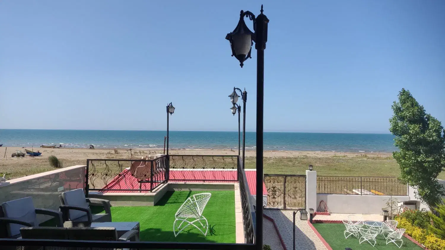 ویلا استخردار پلاک اول دریا (تراس به ساحل)|اجارهٔ کوتاهمدت ویلا و باغ|رشت, هلال احمر|دیوار