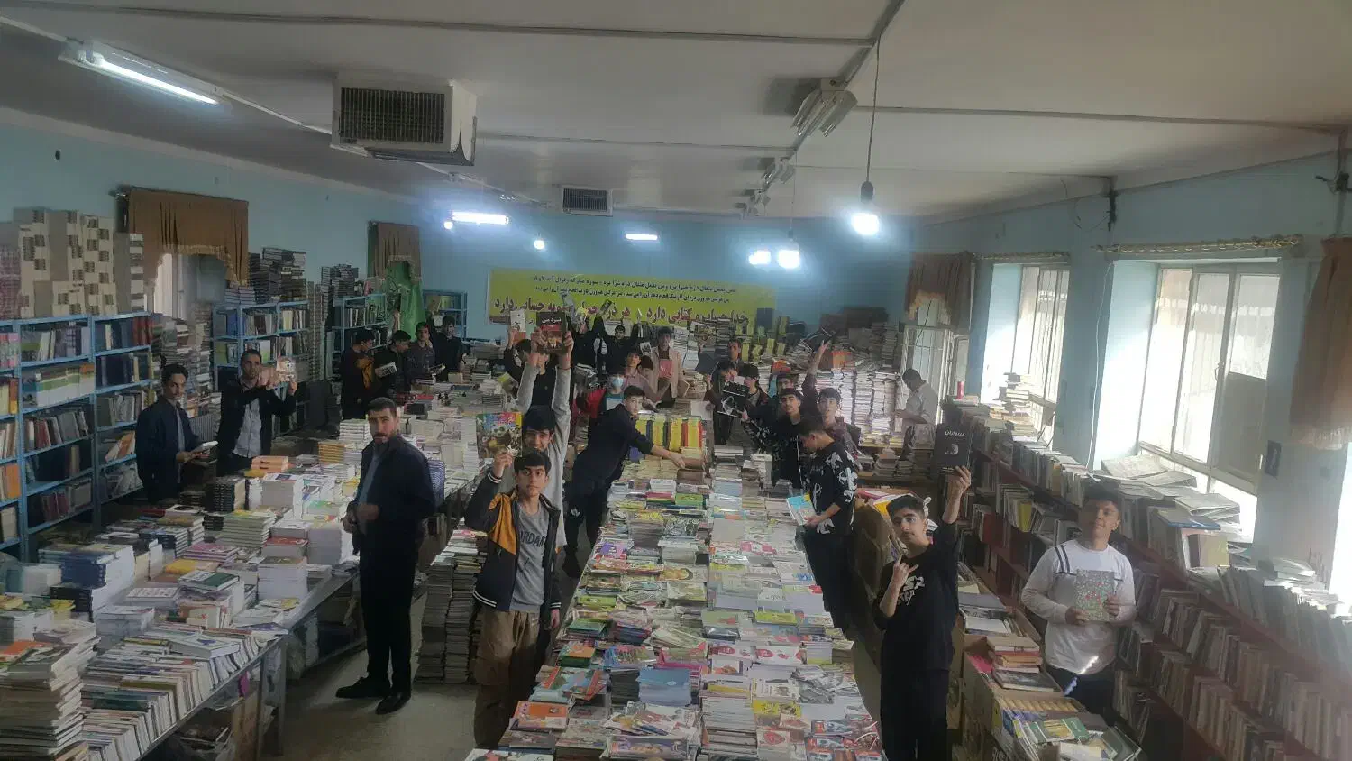 بیش از صدهزار جلد کتاب در اسلام آباد غرب|کتاب و مجله آموزشی|اسلام‌‌آباد غرب, |دیوار