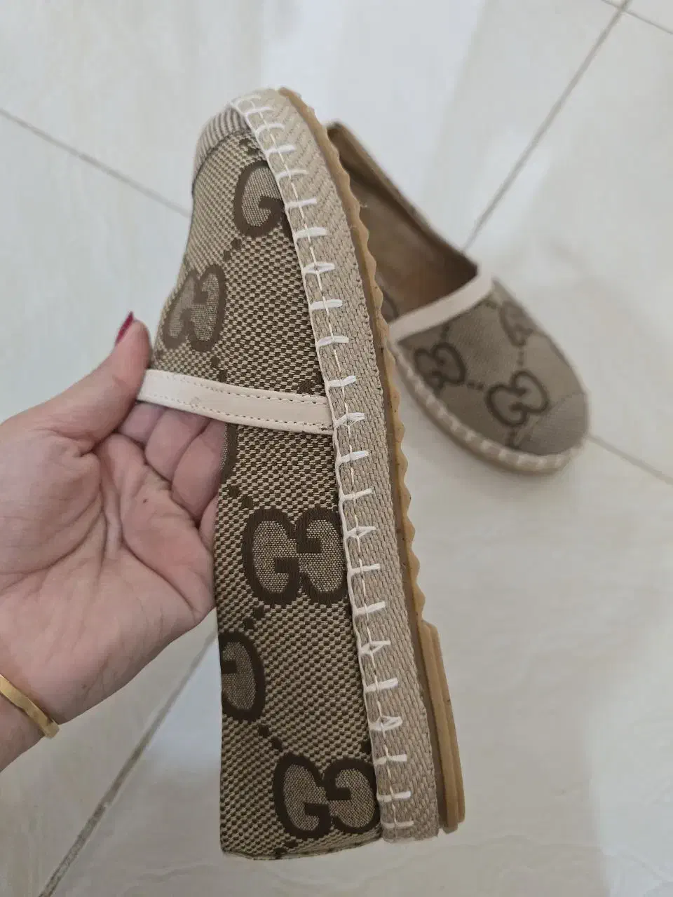 چند جفت کفش|کیف، کفش، کمربند|ایلام, |دیوار