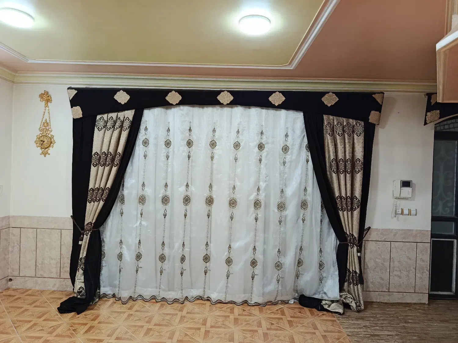 پرده سه تیکه با کتیبه|پرده، رانر، رومیزی|هشتگرد, هیو|دیوار