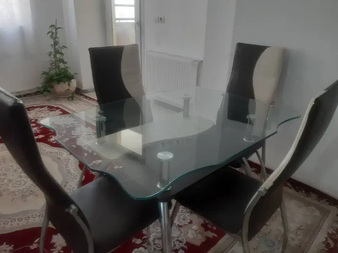 میز ناهارخوری ۴ نفره شیشه ای  تمیز و شیک|میز و صندلی غذاخوری|فولادشهر, مسکن مهر فولادشهر|دیوار