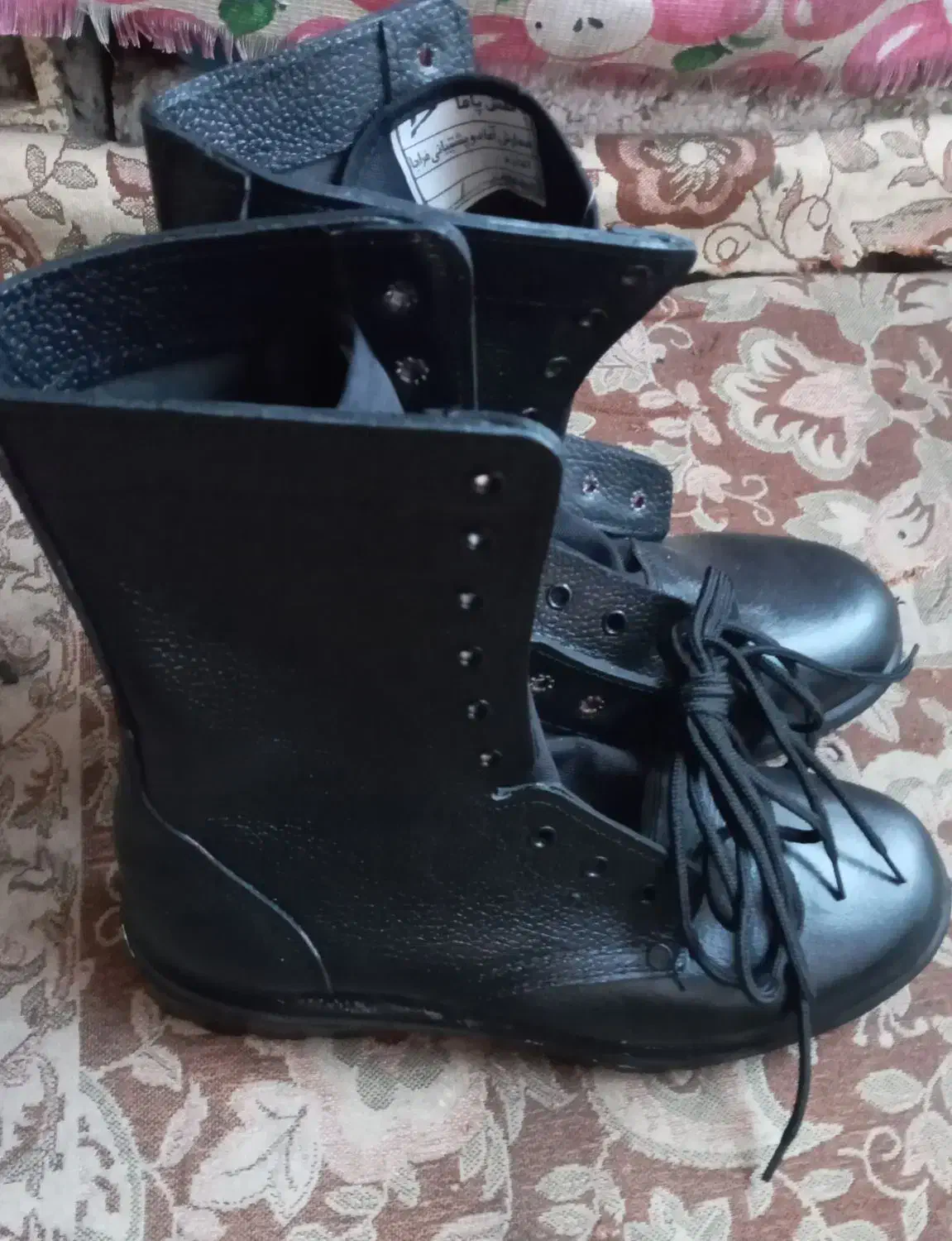 پوتین سربازی نو|کیف، کفش، کمربند|رشت, بازار|دیوار