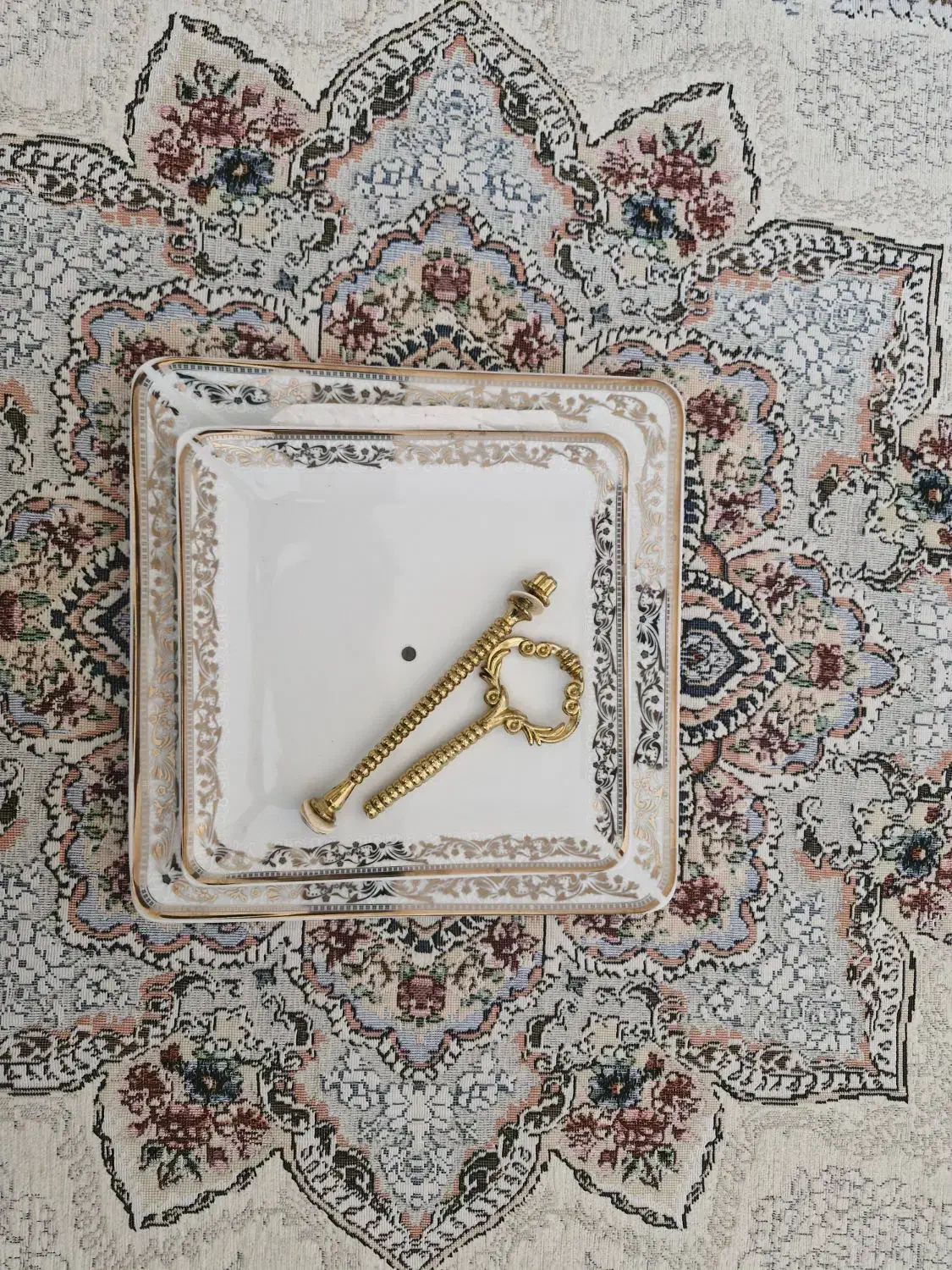 شیرینی خوری چینی زیبا ۲ طبقه|ظروف سرو و پذیرایی|شیراز, شهرک پرواز|دیوار