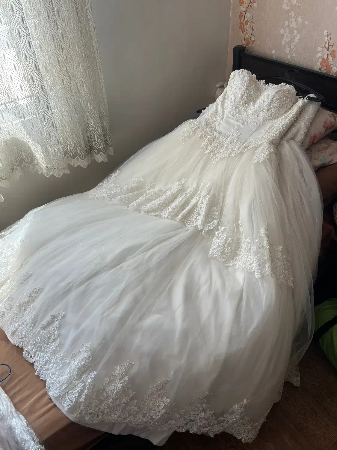 فروش ۴ عدد لباس عروس بسیار زیبا متن و کامل بخونید|لباس|تهران, سازمان آب|دیوار