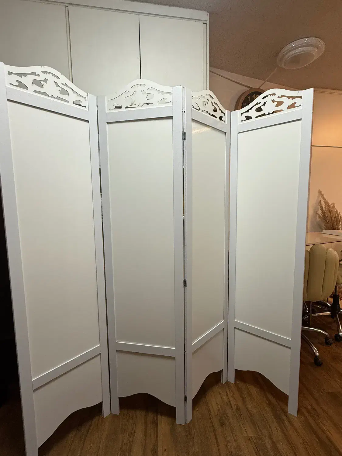 پارتیشن سفید|آرایشگاه و سالن‌های زیبایی|رشت, گلباغ نماز|دیوار