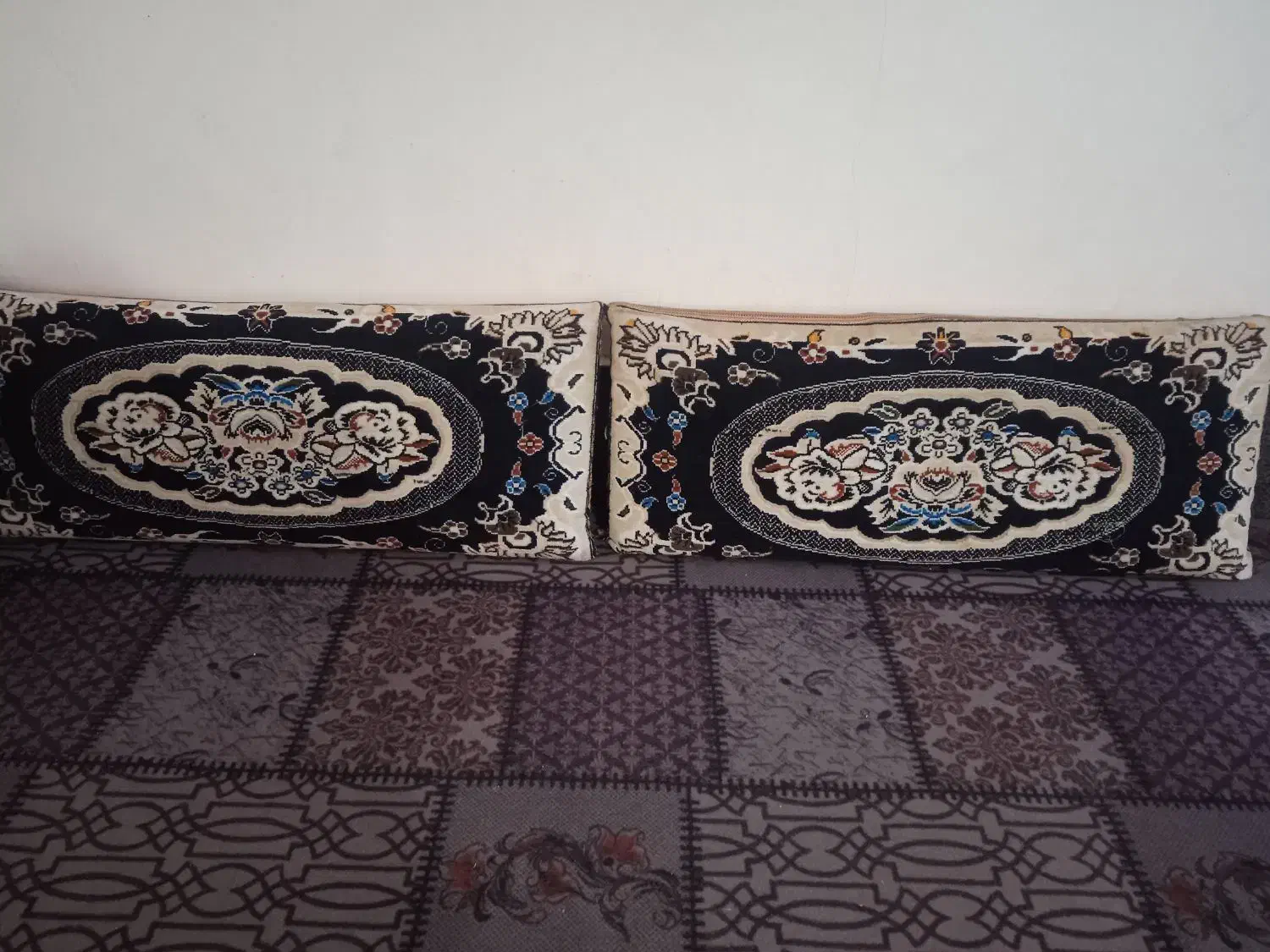 سه جفت پشتی|پشتی|تایباد, |دیوار