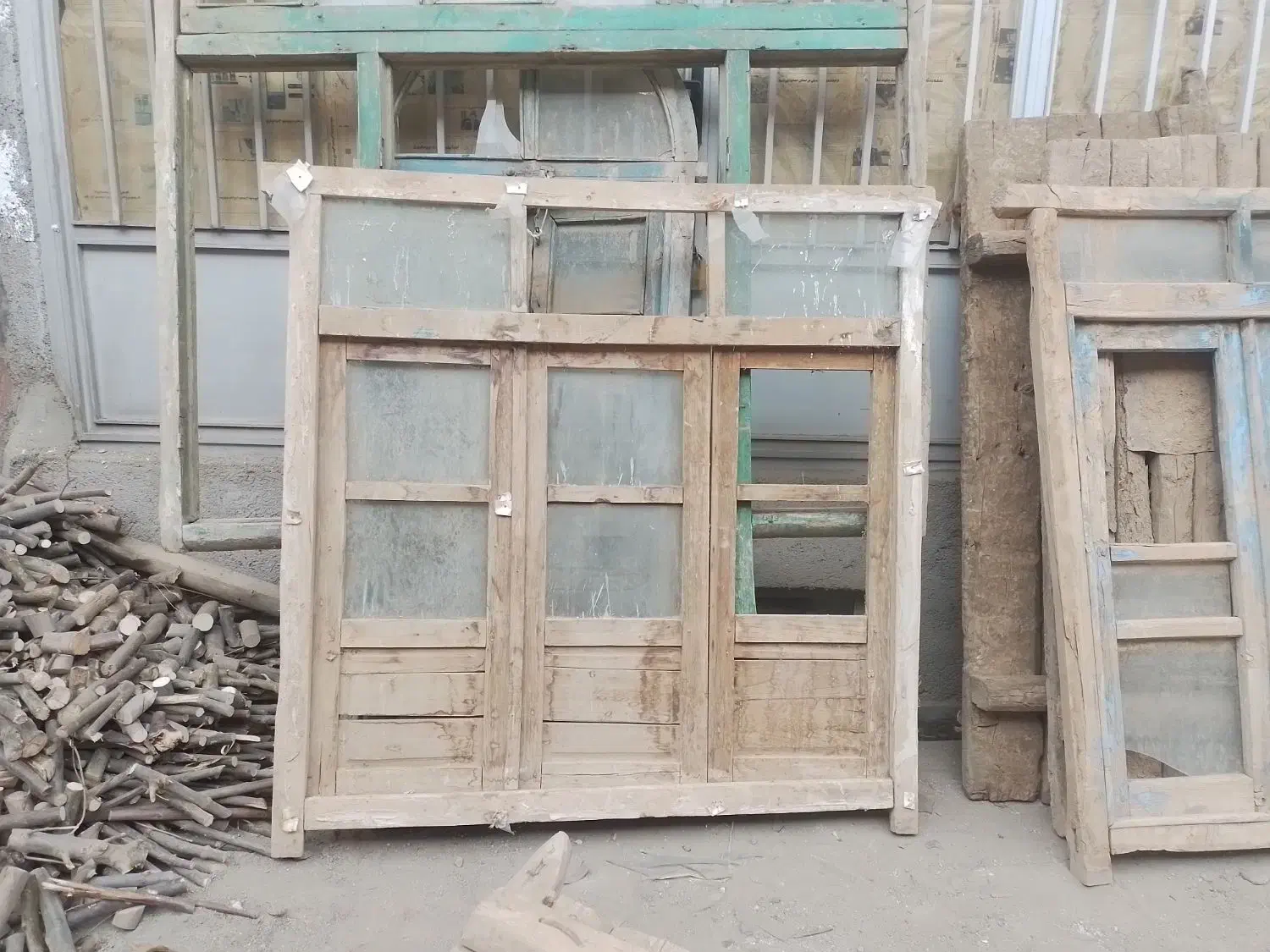 درب و پنجره قدیمی|کلکسیون اشیاء عتیقه|همدان, |دیوار