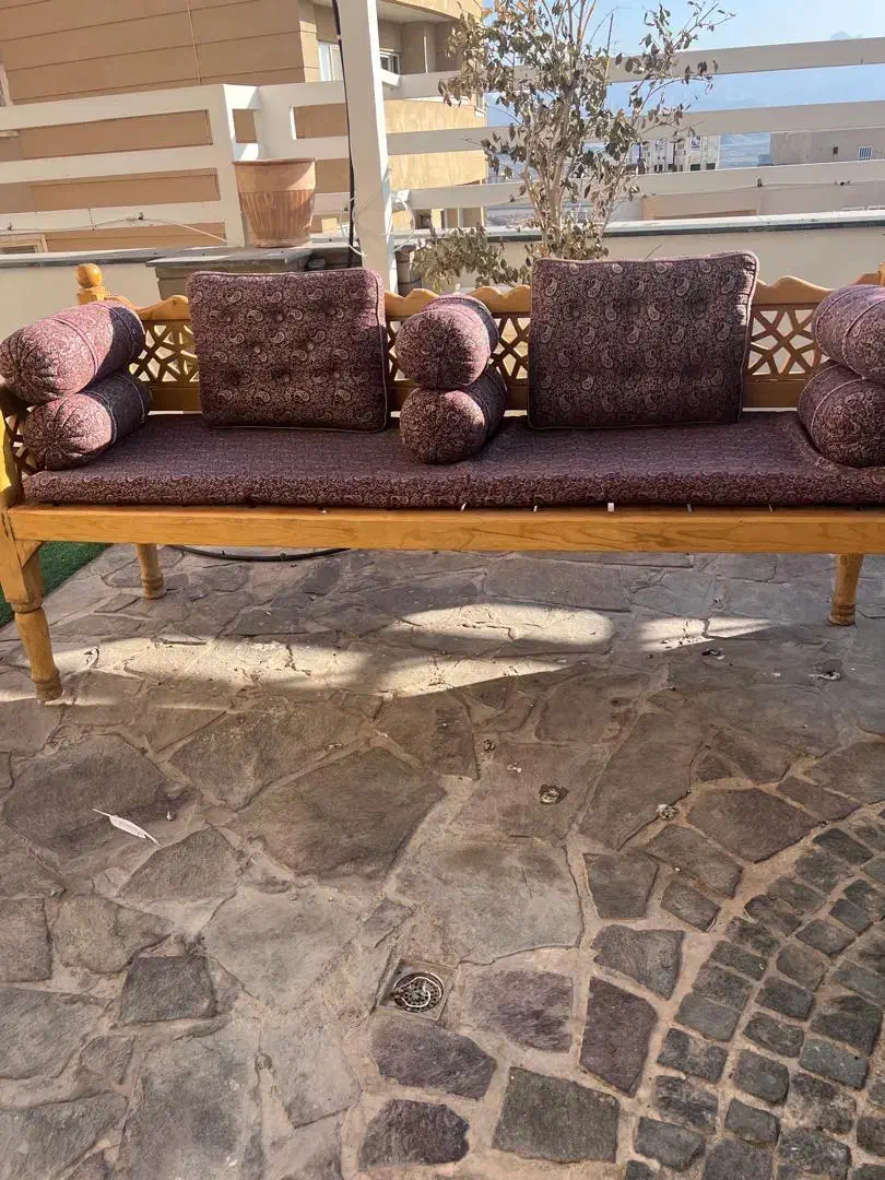 تخت سنتی چوبی راش با کفی و بالشتک ترمه|صندلی و نیمکت|یزد, |دیوار