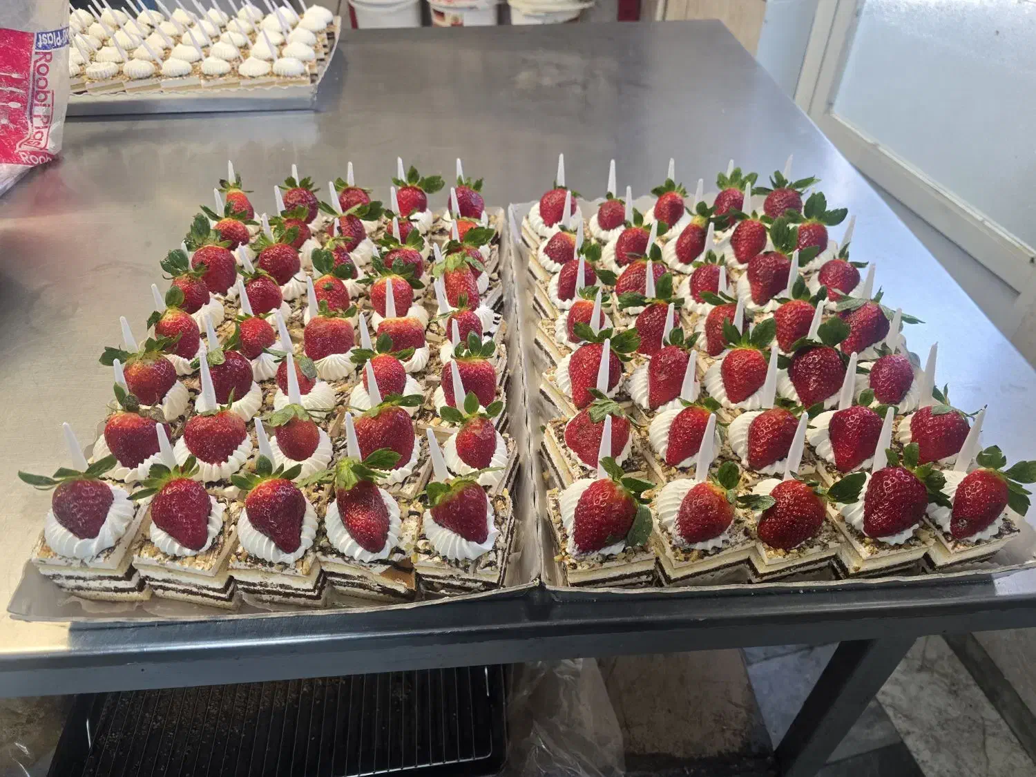 ترکار و دسرکار کار ماهر و وردست قنادی نیازمندیم.|استخدام خدمات فروشگاه و رستوران|تبریز, |دیوار