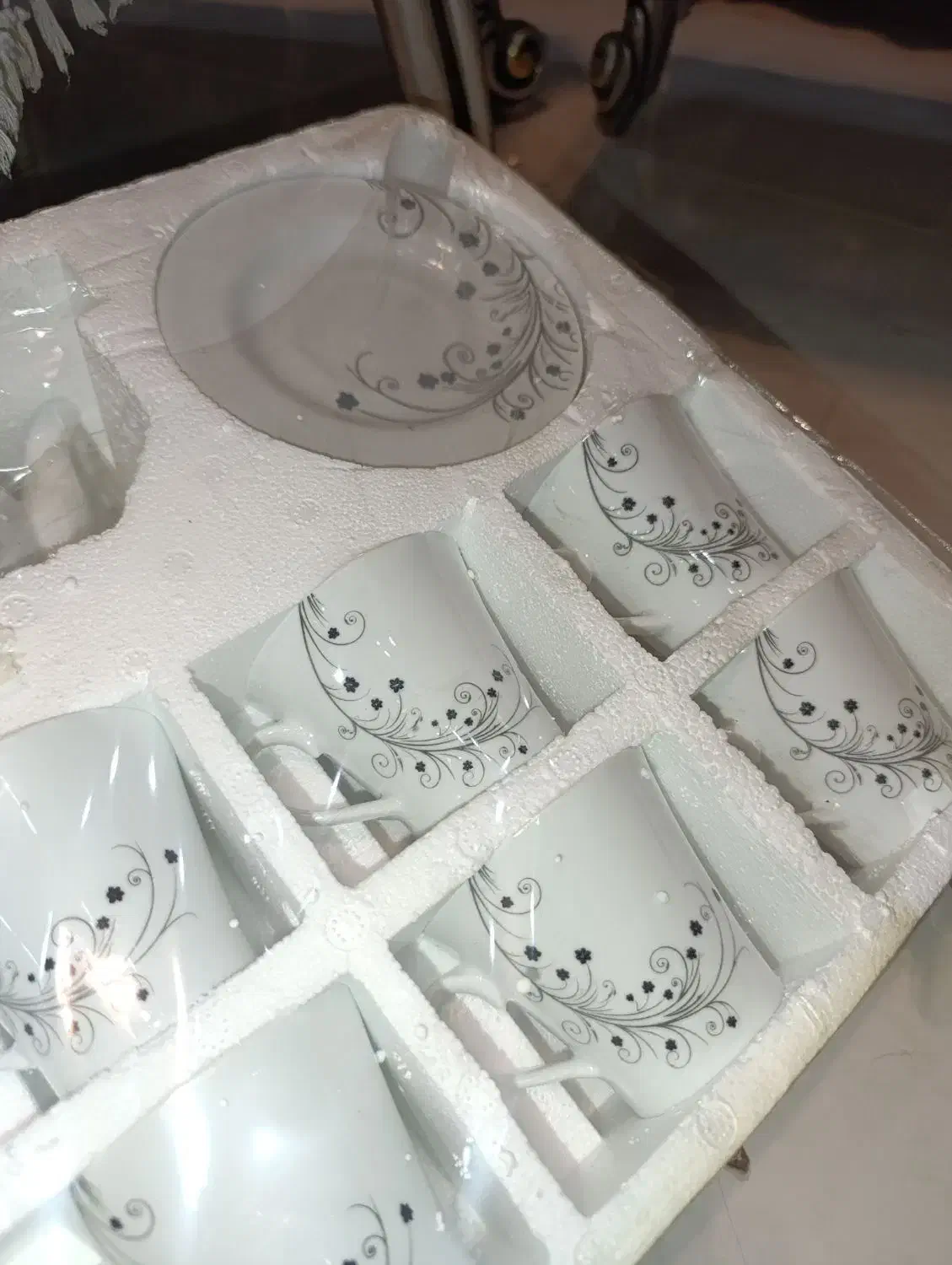 صبحانه خوری آکبند سفید با گلهای مشکی|ظروف سرو و پذیرایی|ارومیه, |دیوار