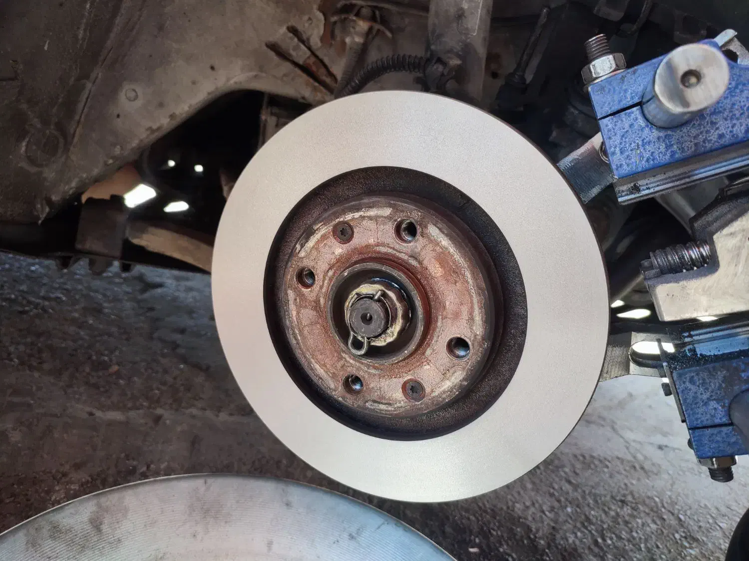 تراش دیسک ترمز (روکار)،سرویس کالیپر ترمز عرفان|خدمات موتور و ماشین|اصفهان, شهرک کوثر|دیوار