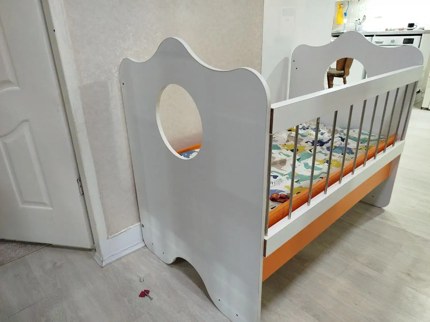 تخت کودک|تخت و صندلی بچه|امیدیه, |دیوار