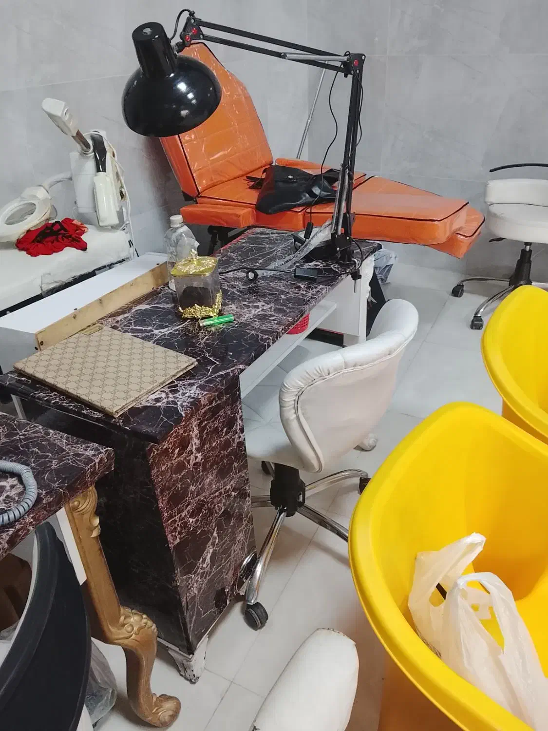 فروش یه سری لوازم سالن بدون شکستگی وزدگی|آرایشگاه و سالن‌های زیبایی|کوهدشت, |دیوار