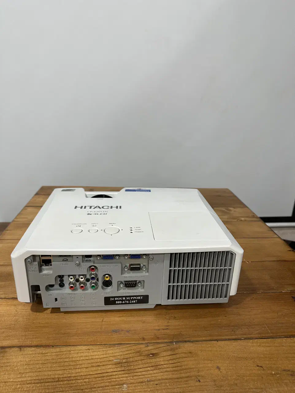 ویدیو پروژکتور هیتاچی اسپیکر قوی لامپ نو فابریک|تلویزیون و پروژکتور|شیراز, زرهی|دیوار