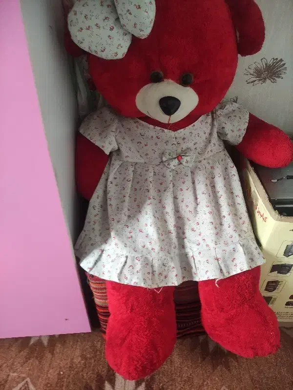 عروسک بزرگ|اسباب‌بازی بچه|رباط‌کریم, رباط‌کریم|دیوار