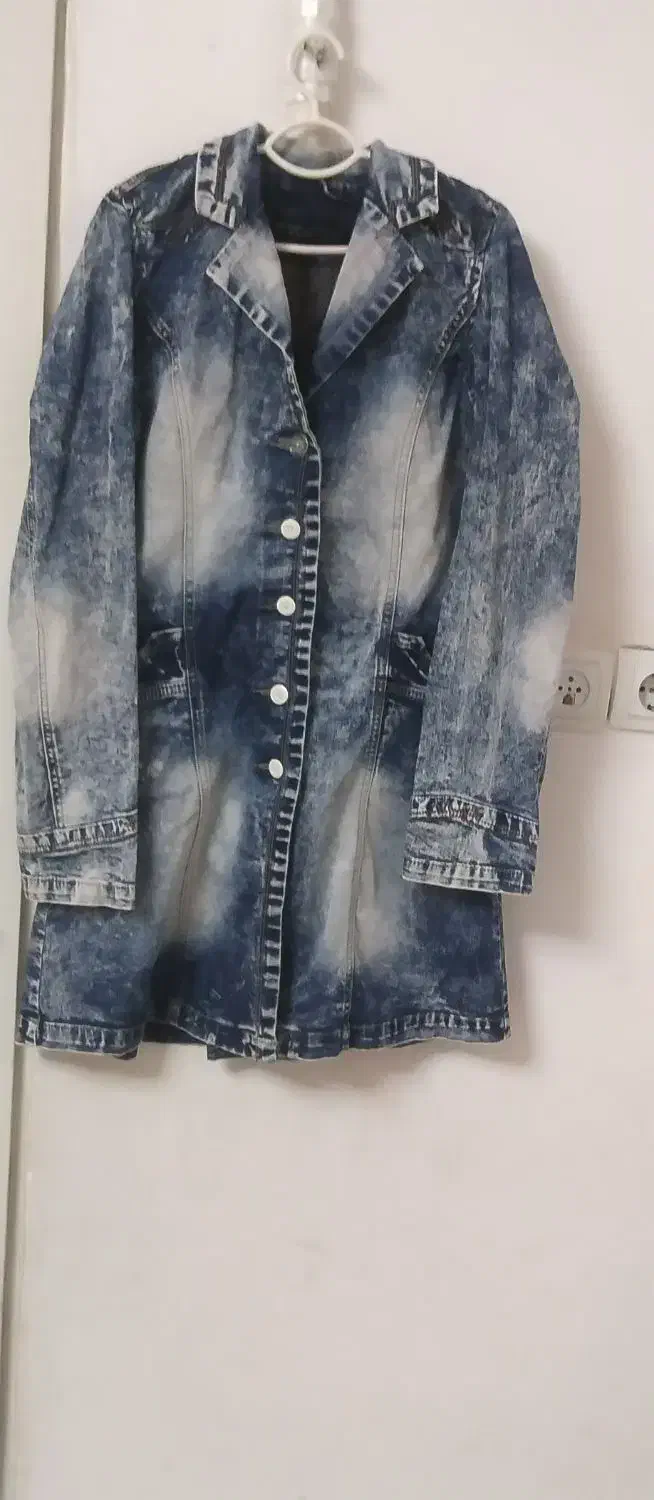 تعدادی لباس|لباس|گلپایگان, |دیوار