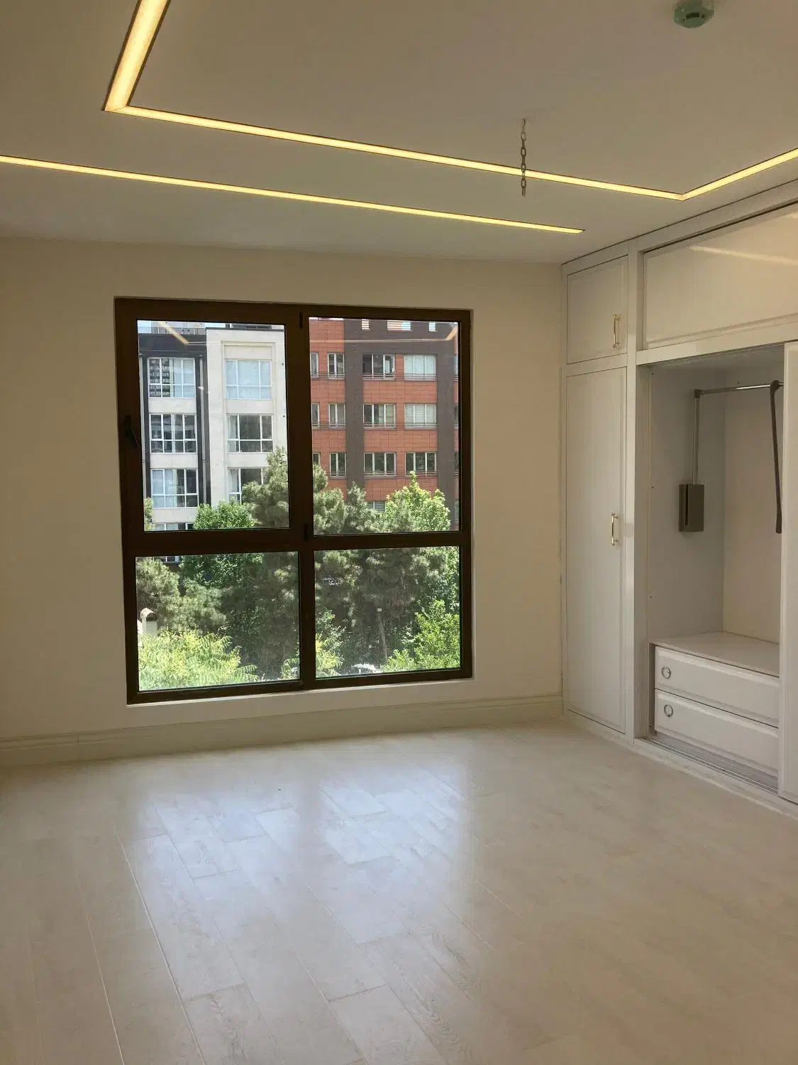 ۲۰۵ متر ۳ خواب ( نوساز )  دسترسی ولیعصر