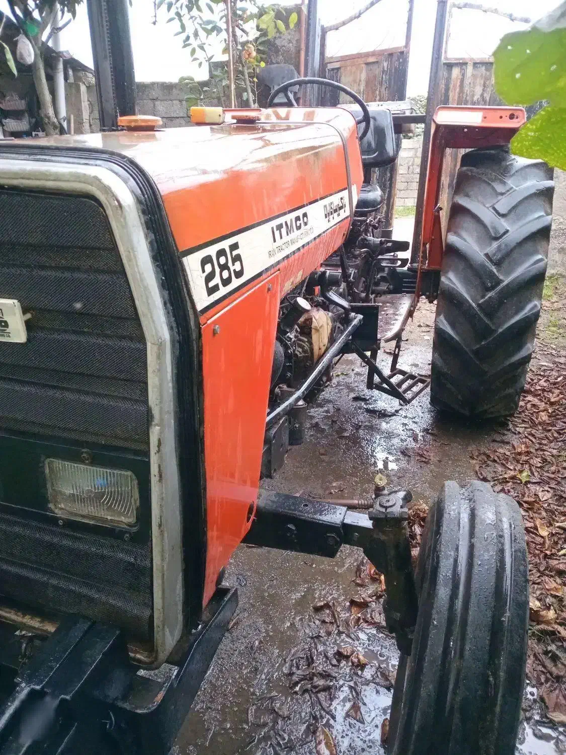 تراکتور|خودرو سنگین|چوبر, |دیوار