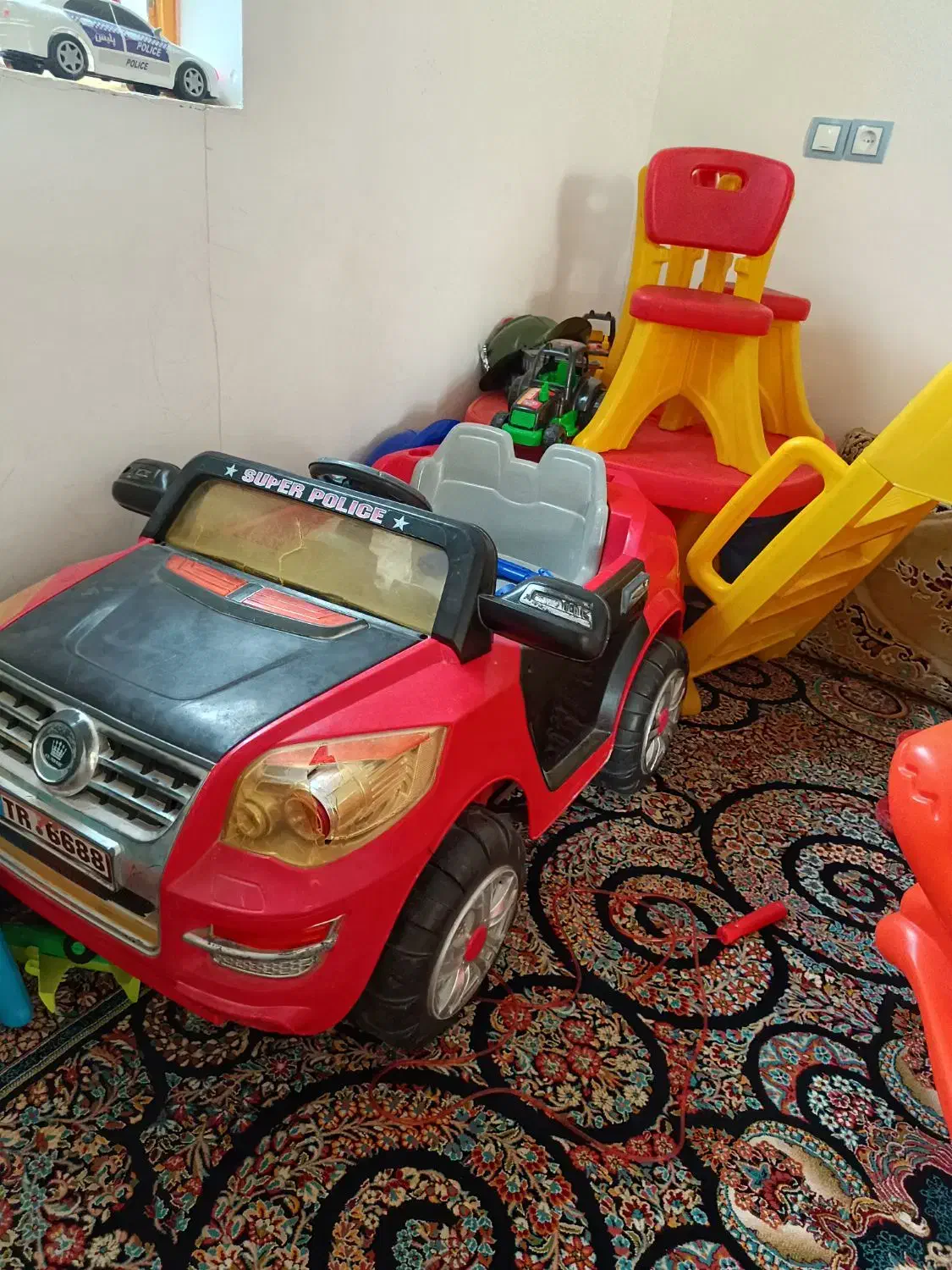 ماشین شارژی|اسباب‌بازی بچه|نیمروز, |دیوار