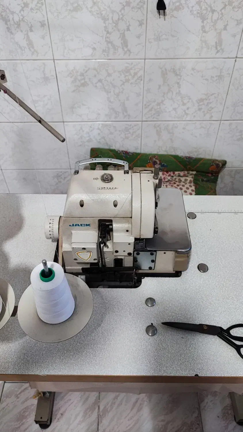 چرخ خیاطی زیگزال جک همراه با دینام ۴ نخ|ماشین‌آلات صنعتی|آستارا, |دیوار