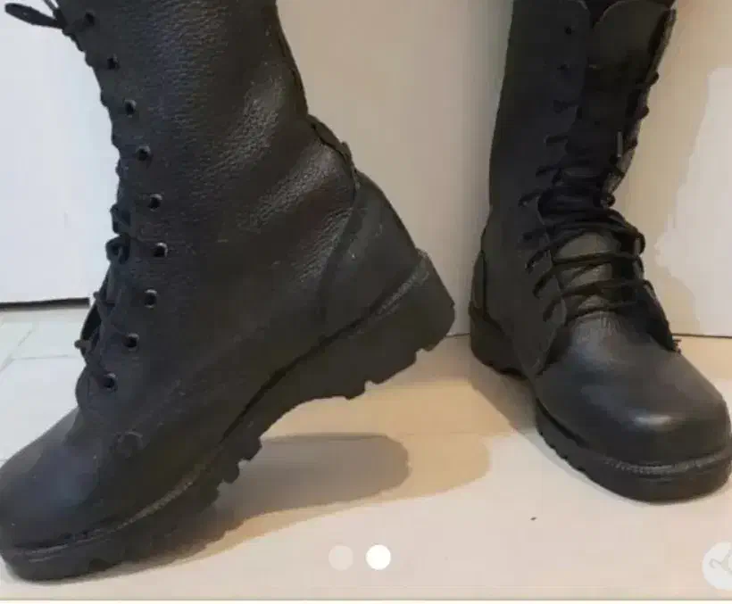 پوتین سربازی نو|کیف، کفش، کمربند|رباط‌کریم, پرندک|دیوار