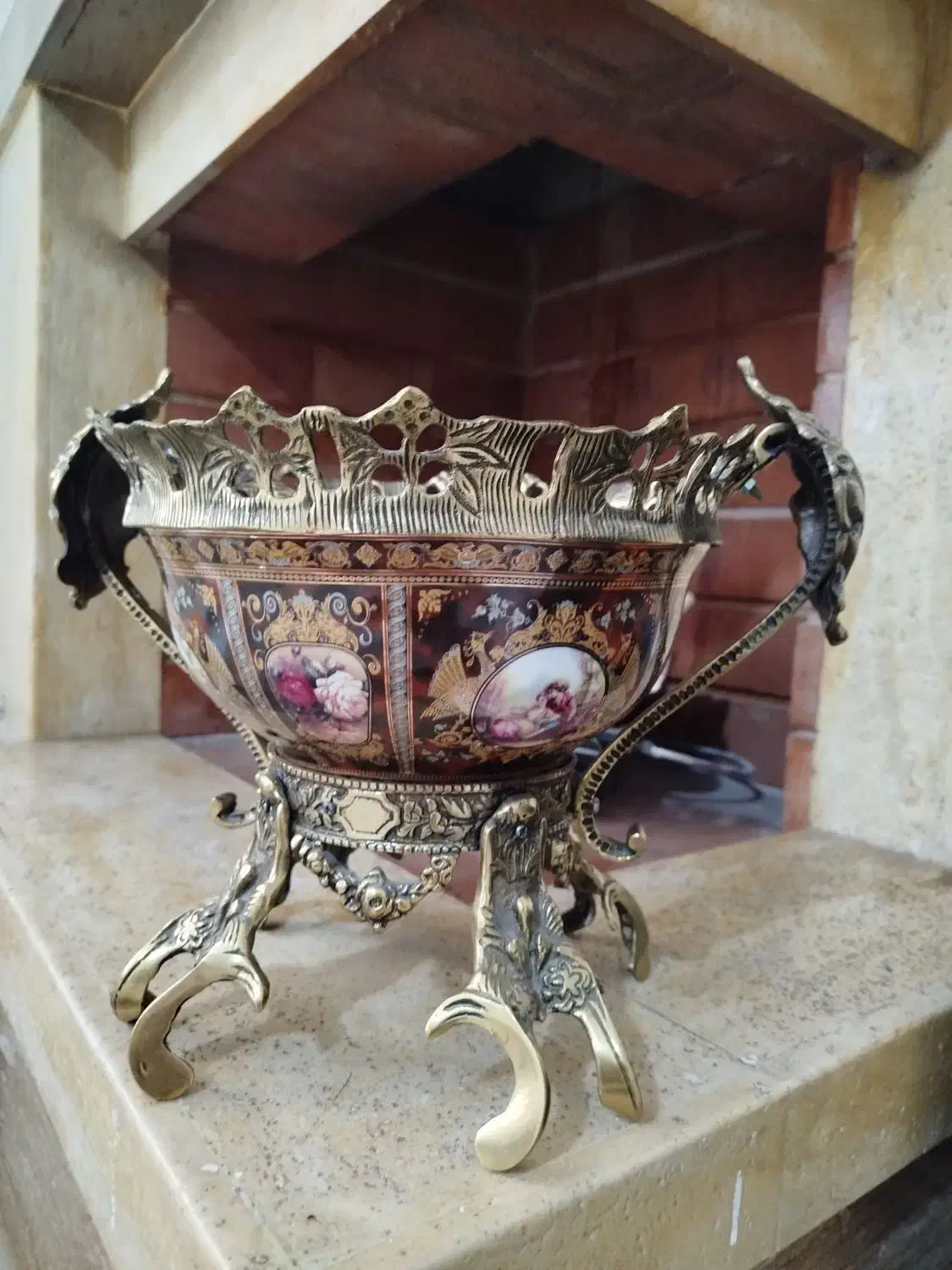 ظرف برنجی با طرح لیلی و مجنون|کلکسیون اشیاء عتیقه|کرج, کوی زنبق|دیوار