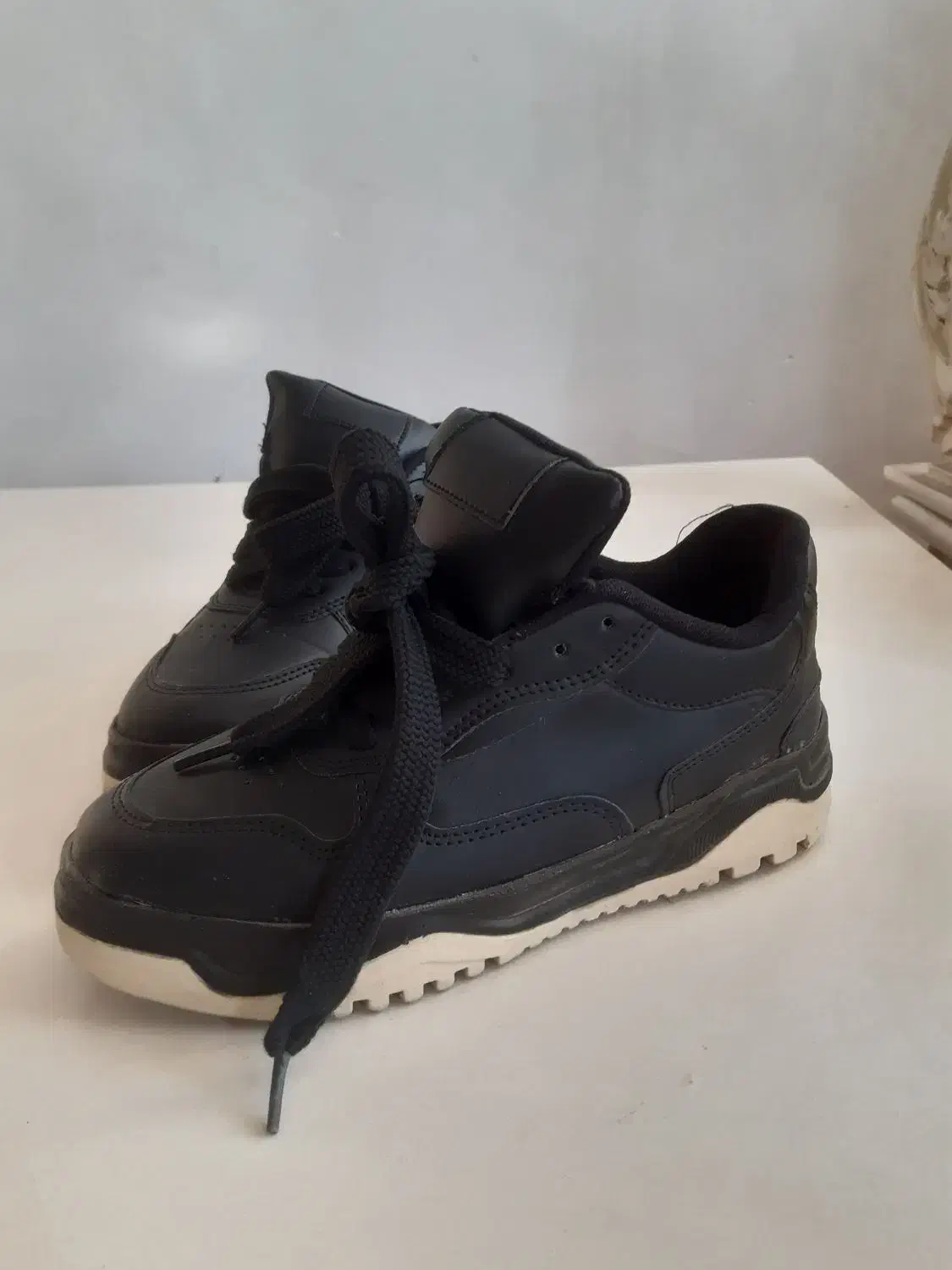 کفش|کیف، کفش، کمربند|شاهین دژ, |دیوار