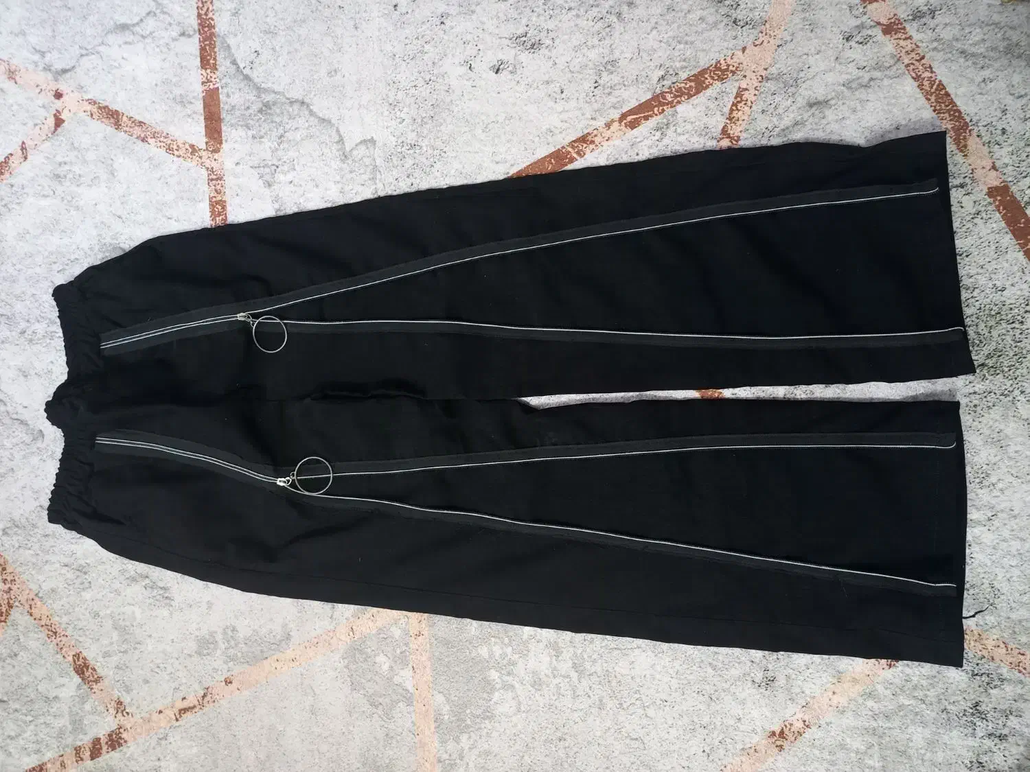 لباسها|لباس|رشت, جانبازان|دیوار