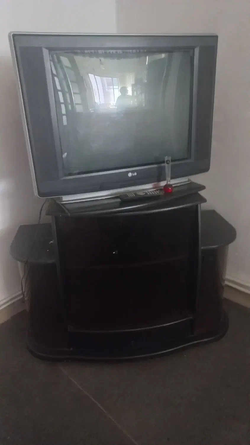 تلویزیون ال جی همراه با میز|تلویزیون و پروژکتور|گرگان, |دیوار