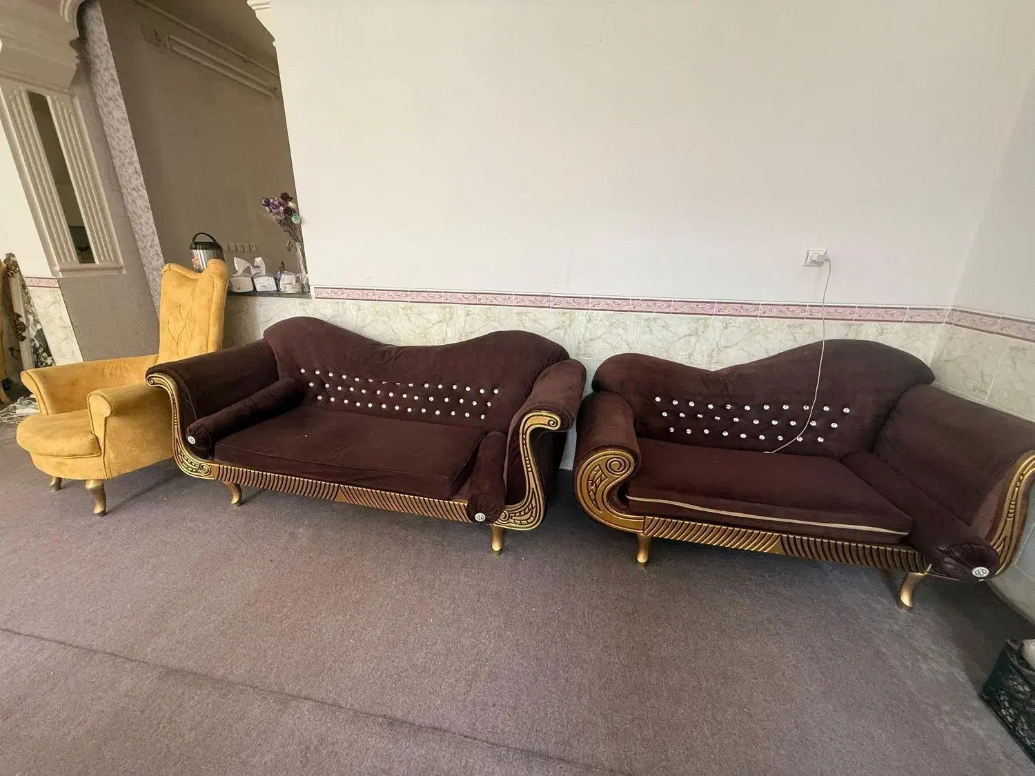 مبل ۷ نفره سالم و تمیز با کمد بچه|مبلمان خانگی و میز عسلی|ابرکوه, |دیوار