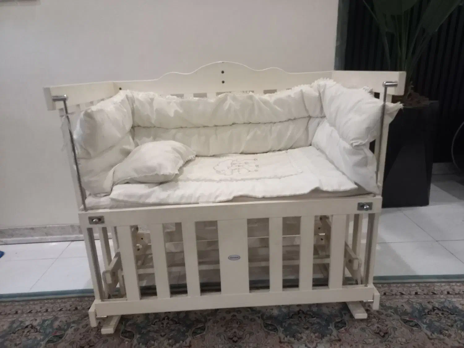 تخت نوزاد کنار مادر|تخت و سرویس خواب|ری, فیروزآبادی|دیوار