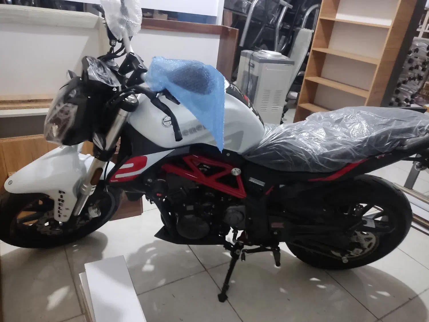 بنلی ۳۰۰ جفت درحد|موتورسیکلت|رباط‌کریم, رباط‌کریم|دیوار