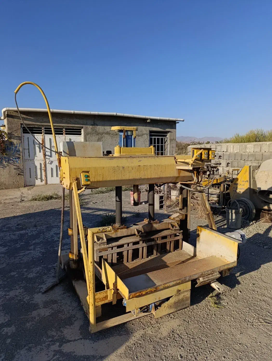 دستگاه بلوک زنی کادونا و میکسر|مصالح و تجهیزات ساختمان|شبستر, |دیوار