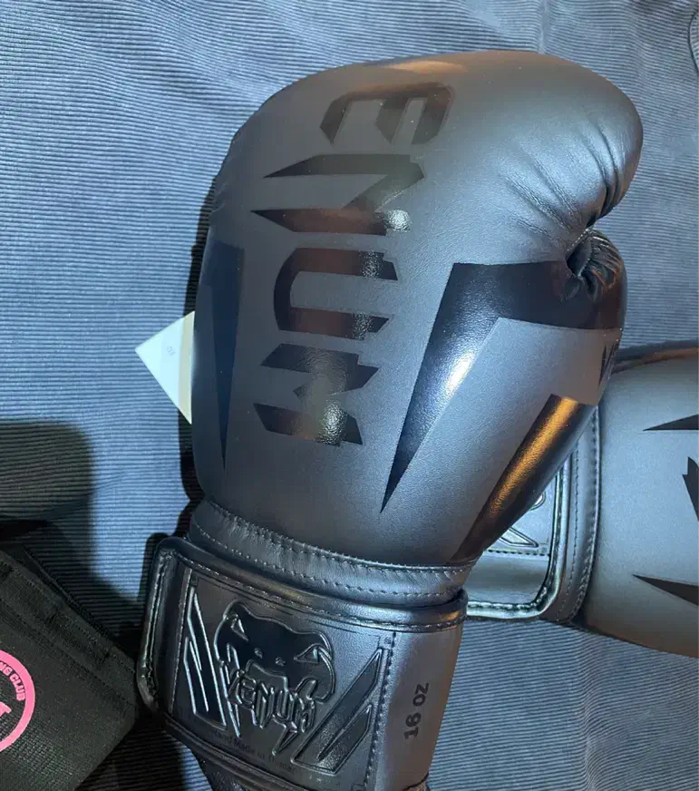 دستکش ونوم اصلی، سلیز ۱۶، رنگ مشکی|تجهیزات ورزشی|تهران, والفجر (افسریه)|دیوار