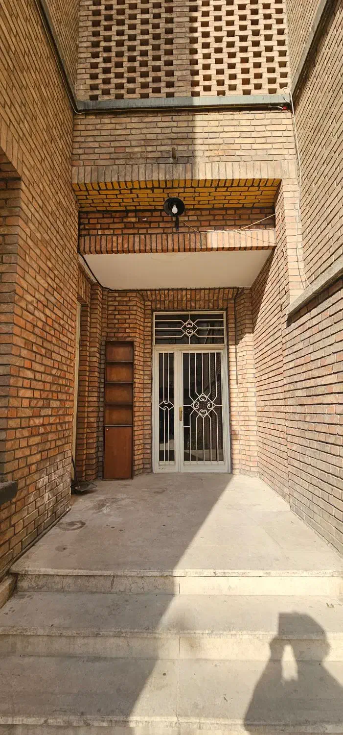 ۸۰۰ متر بنا با ۳۰۰ متر حیاط دربست خ نجات الهی