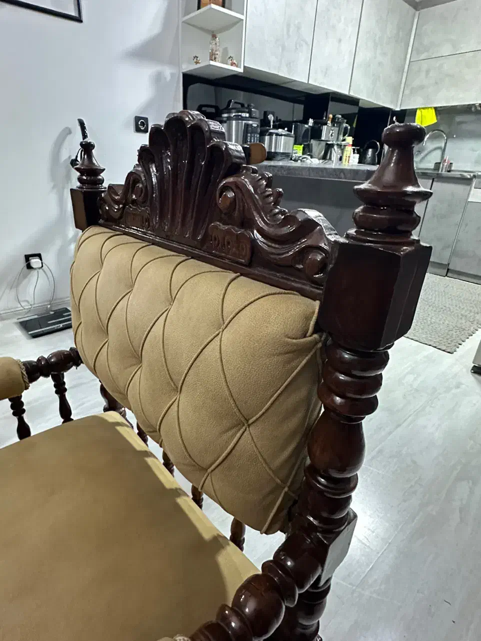 مبل عتیقه|کلکسیون اشیاء عتیقه|شیراز, ریشمک|دیوار