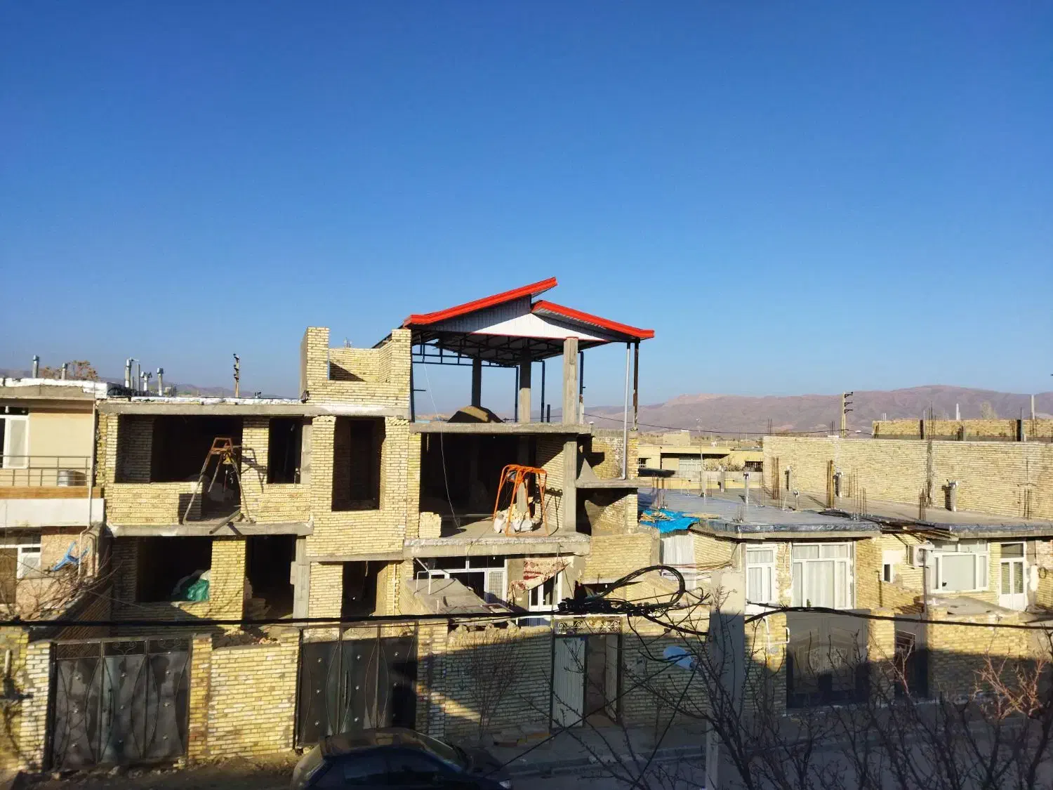 اجرا شیروانی.سوله.آردواز.پله.رنگ آمیزی نما|خدمات پیشه و مهارت|چهارباغ, |دیوار