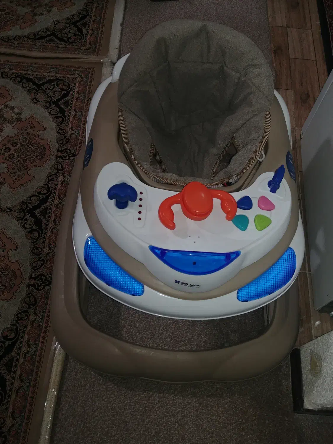 روروئک یوفو|کالسکه و لوازم جانبی|شاهین‌شهر, خانه کارگر|دیوار