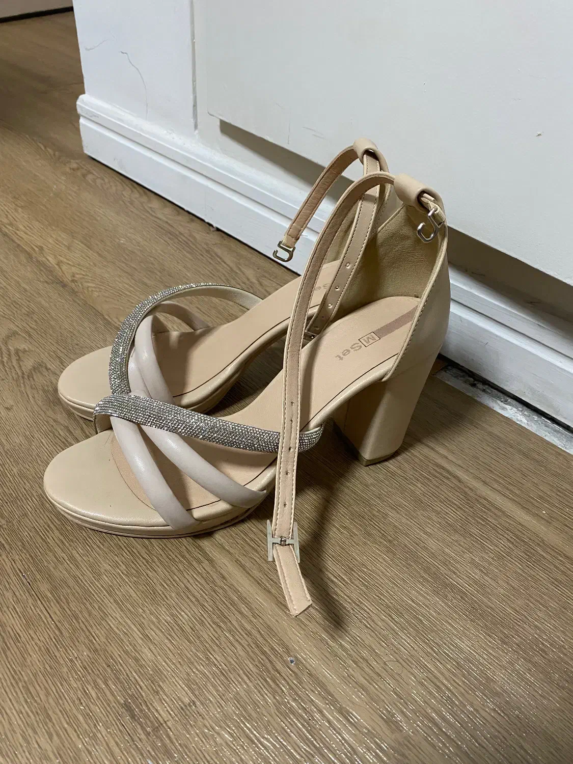 تعدادی لباس مجلسی و صندل مجلسی نو به علت کمبود جا|لباس|تهران, پونک|دیوار