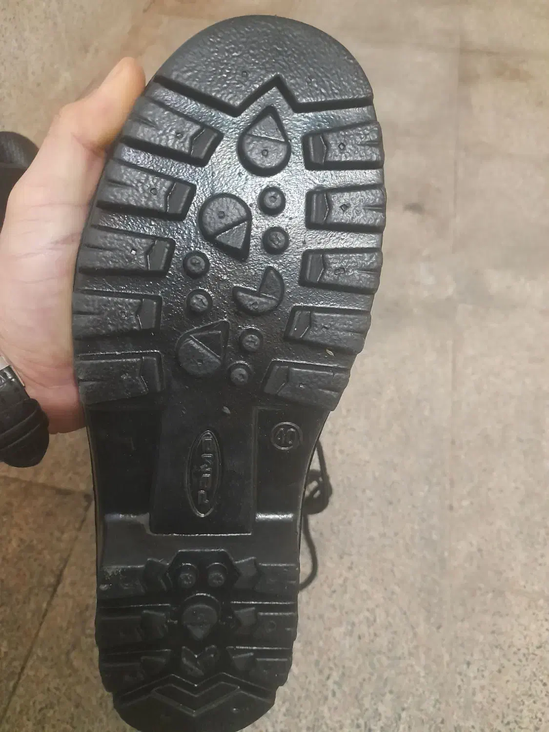 پوتین سربازی|کیف، کفش، کمربند|سلماس, |دیوار