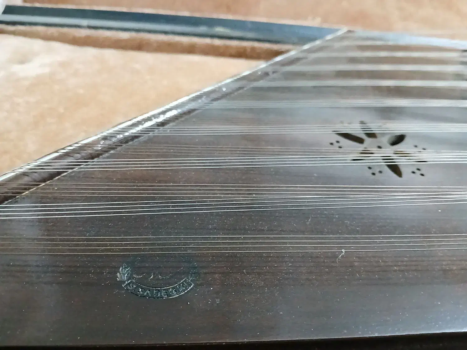 سنتور صادقی|سازهای سنتی|رشت, سعدی (تختی)|دیوار