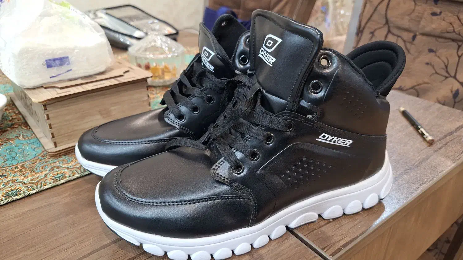 کفش|کیف، کفش، کمربند|تهران, تسلیحات|دیوار