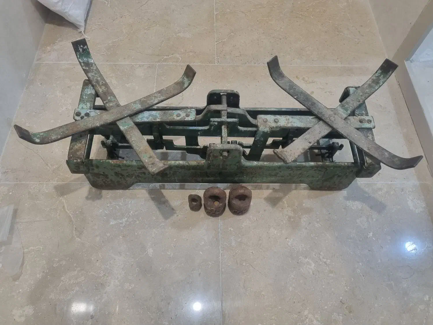 ترازو|ظروف پخت‌وپز|شیراز, انجیر|دیوار