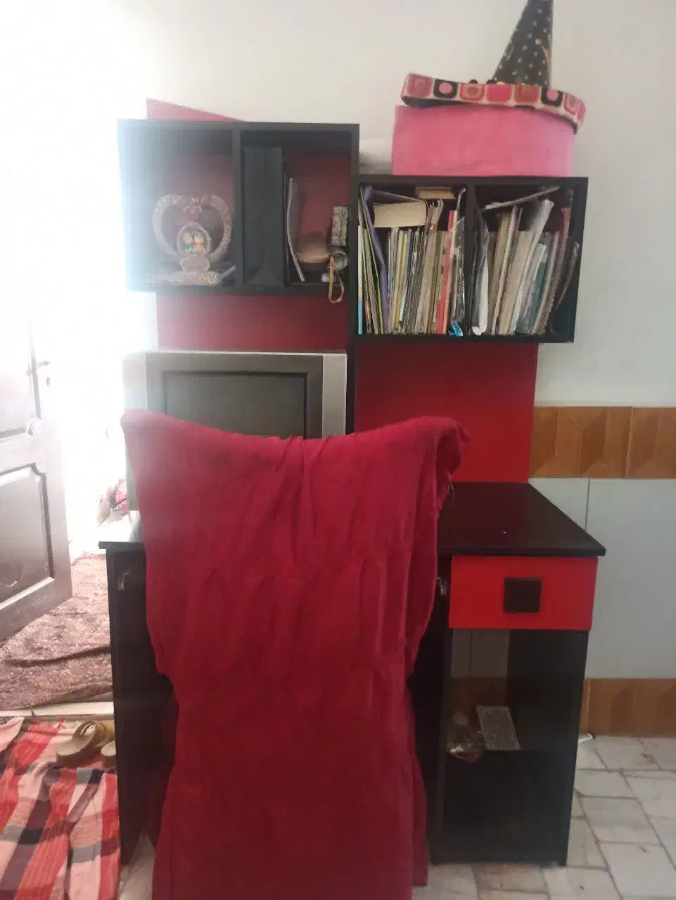 یک عدد کتابخانه چوبی|کتابخانه، شلف، قفسه‌های دیواری|قم, امامزاده ابراهیم|دیوار