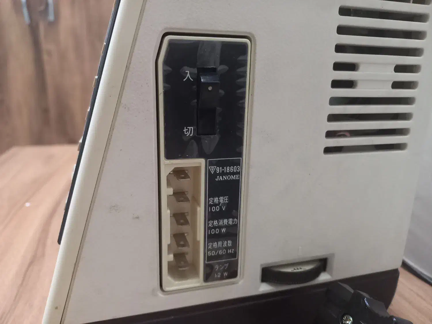 چرخ خیاطی ژانومه ژاپن|چرخ خیاطی و ریسندگی|بروجرد, |دیوار