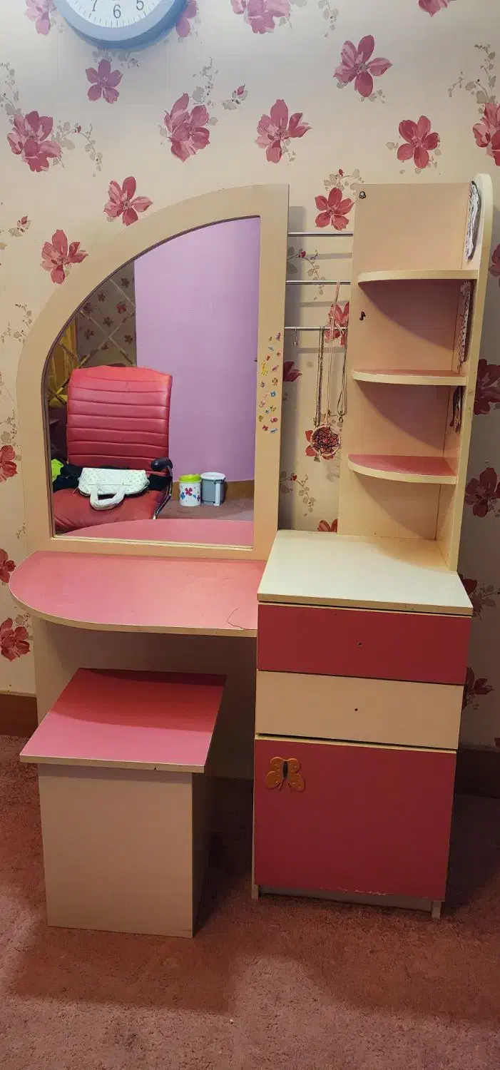 کمد  و تختخواب و  میز مطالعه|تخت و سرویس خواب|لاهیجان, انقلاب|دیوار