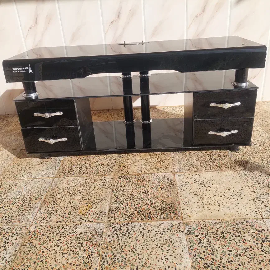 میز تلویزیون ۴کشو سالم بدون خط و خش شیشه ای|میز تلویزیون|کبودرآهنگ, |دیوار